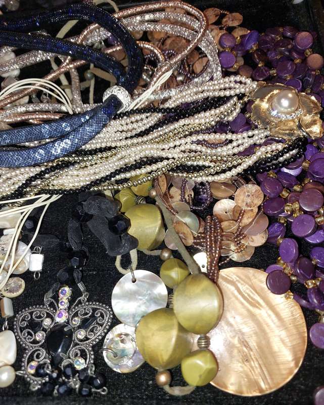 A BULK VINTAGE COLLECTION COSTUME NECKLACES SOLD AS IS