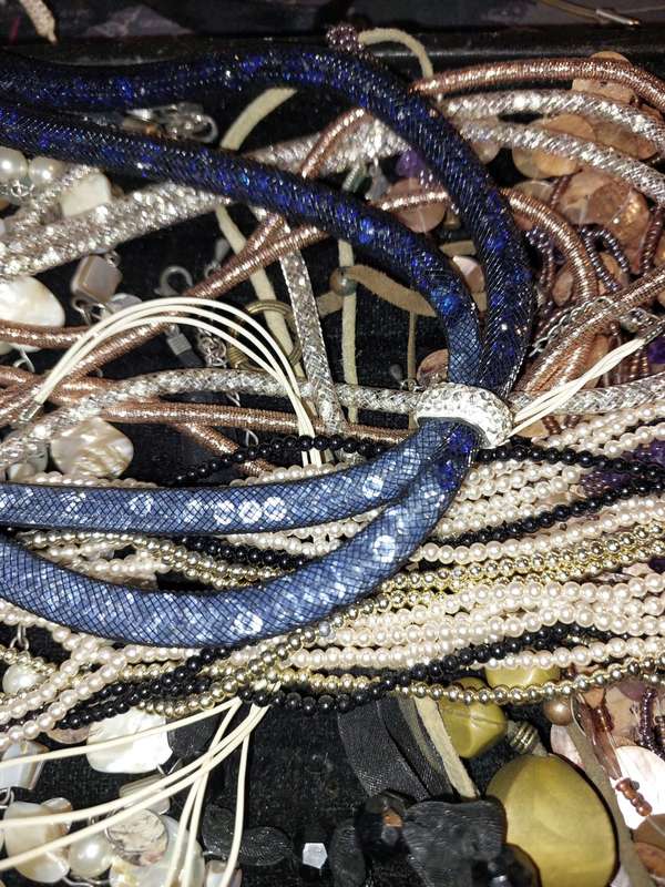 A BULK VINTAGE COLLECTION COSTUME NECKLACES SOLD AS IS