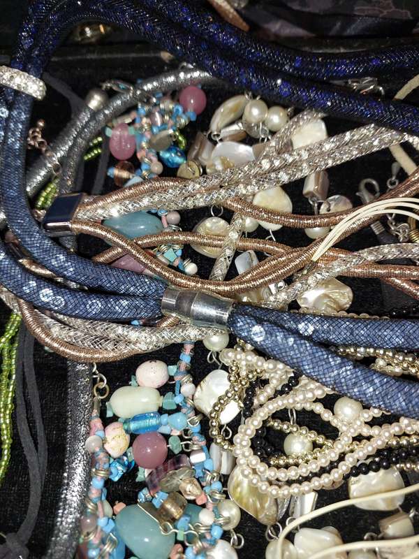 A BULK VINTAGE COLLECTION COSTUME NECKLACES SOLD AS IS
