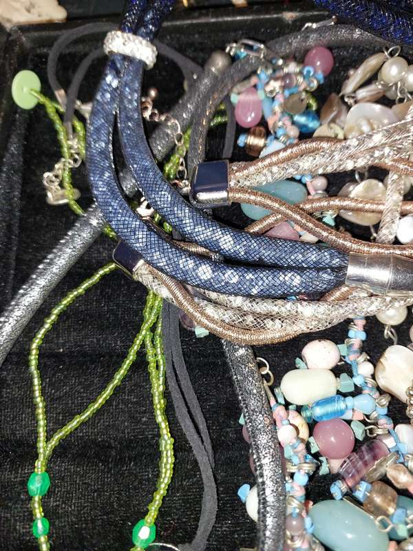 A BULK VINTAGE COLLECTION COSTUME NECKLACES SOLD AS IS