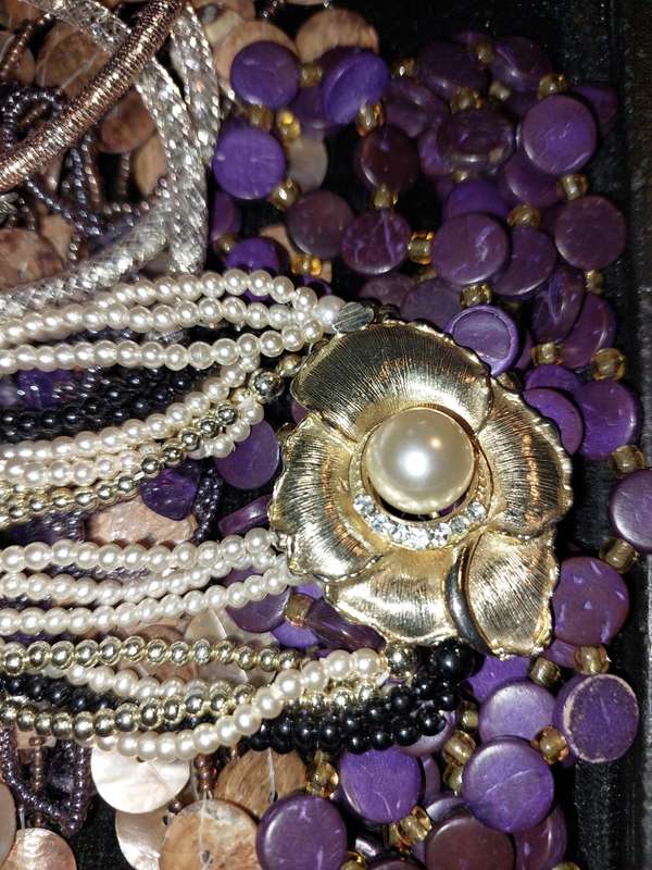 A BULK VINTAGE COLLECTION COSTUME NECKLACES SOLD AS IS