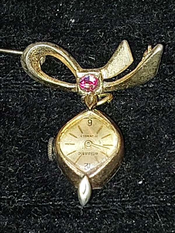 AN ANTIQUE SWISS-MADE ATLANTIC 17 JEWELS BROOCHE WATCH WITH A RUBY STONE