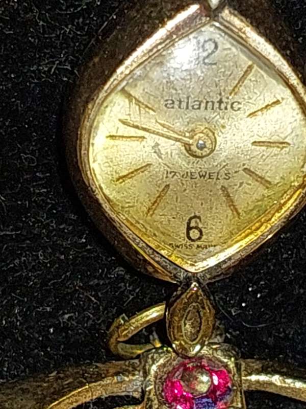 AN ANTIQUE SWISS-MADE ATLANTIC 17 JEWELS BROOCHE WATCH WITH A RUBY STONE
