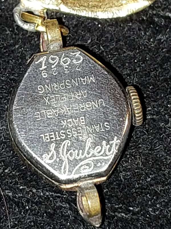 AN ANTIQUE SWISS-MADE ATLANTIC 17 JEWELS BROOCHE WATCH WITH A RUBY STONE