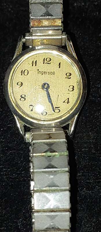 AN ANTIQUE INGERSOL LADY`S WRIST WATCH SERIAL NUMBER 4402