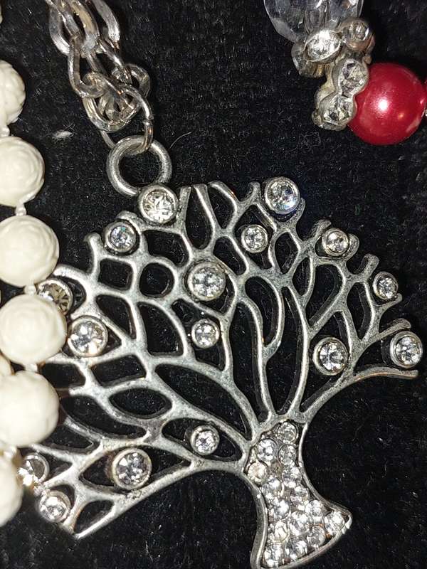 A COLLECTION OF COSTUME NECKLACES SOLD AS IS