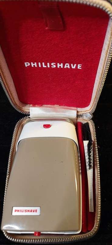 A VINTAGE PHILLI SHAVE MADE BY PHILLIPS