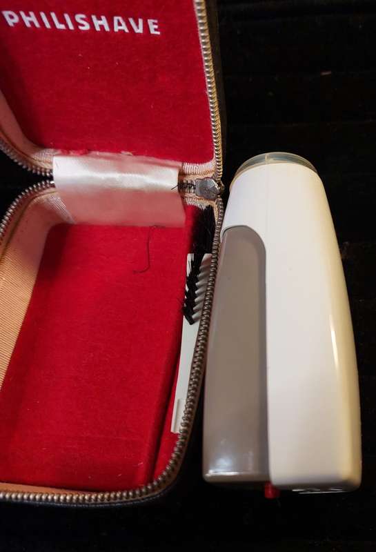 A VINTAGE PHILLI SHAVE MADE BY PHILLIPS