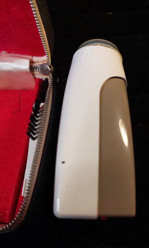 A VINTAGE PHILLI SHAVE MADE BY PHILLIPS