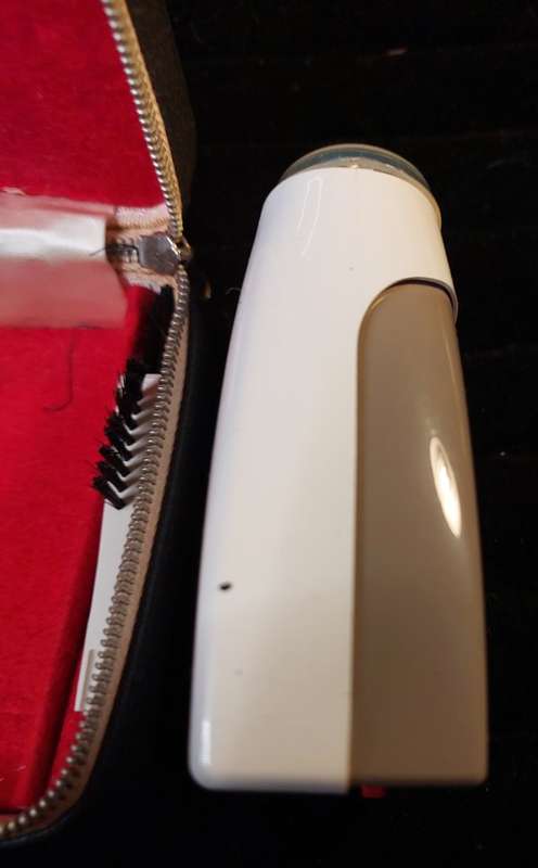 A VINTAGE PHILLI SHAVE MADE BY PHILLIPS