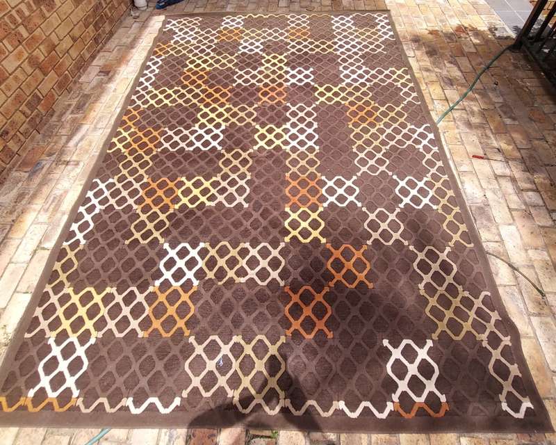 A BEAUTIFULL BROWN/RUST COLOUR STEEL MESH DESIGN WOOLEN CARPET