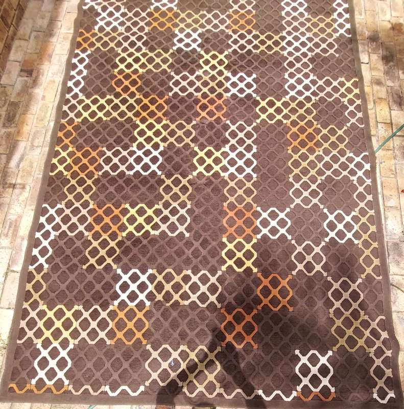 A BEAUTIFULL BROWN/RUST COLOUR STEEL MESH DESIGN WOOLEN CARPET