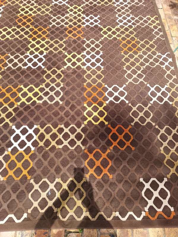 A BEAUTIFULL BROWN/RUST COLOUR STEEL MESH DESIGN WOOLEN CARPET