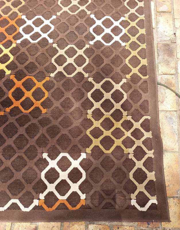 A BEAUTIFULL BROWN/RUST COLOUR STEEL MESH DESIGN WOOLEN CARPET