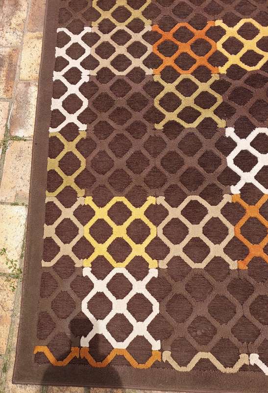 A BEAUTIFULL BROWN/RUST COLOUR STEEL MESH DESIGN WOOLEN CARPET