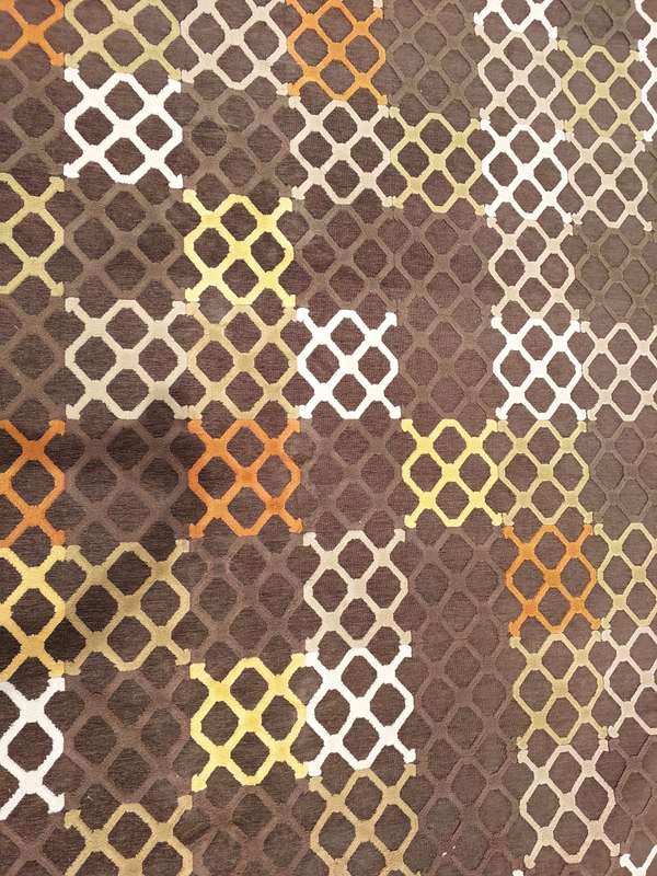 A BEAUTIFULL BROWN/RUST COLOUR STEEL MESH DESIGN WOOLEN CARPET