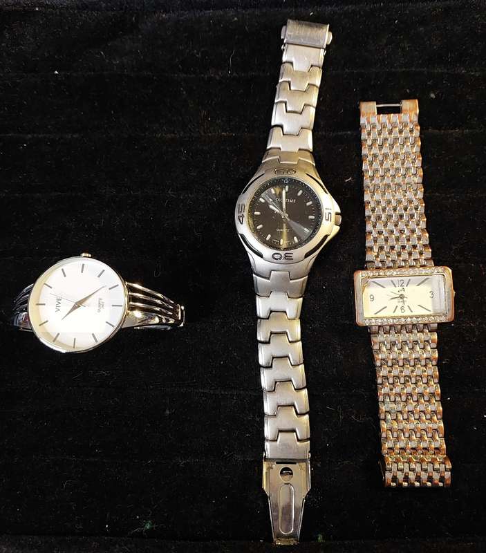 A COLLECTION OF WOMANS DRESS COSTUME WATCHES