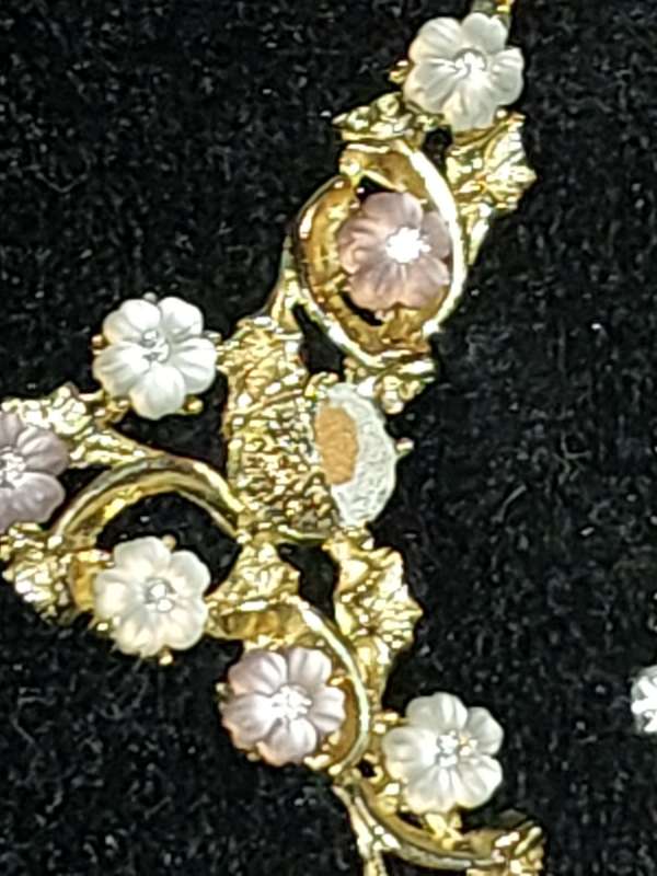 A VINTAGE COLLECTION OF DESIGNER COSTUME NECKLACES SOLD AS IS