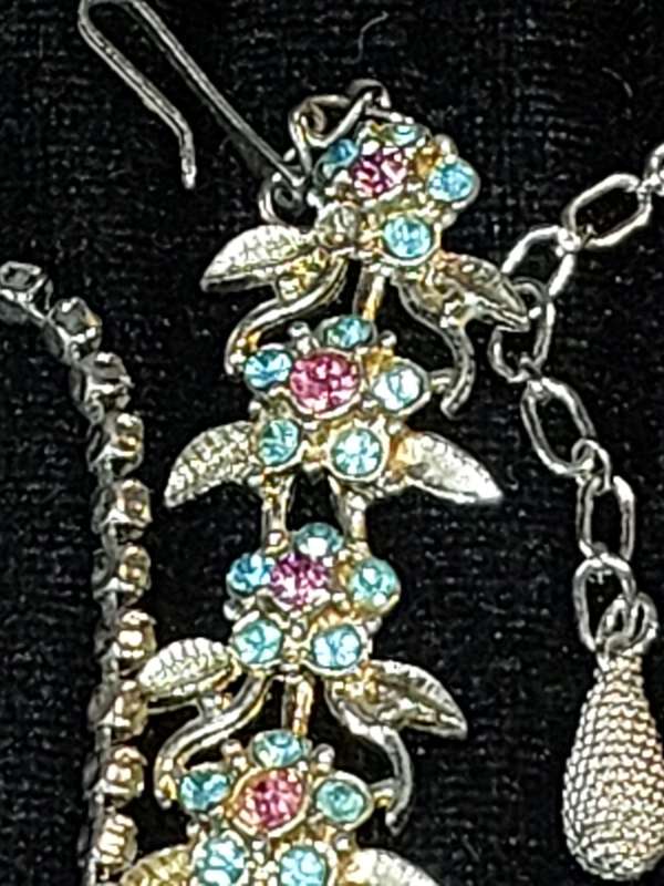 A VINTAGE COLLECTION OF DESIGNER COSTUME NECKLACES SOLD AS IS