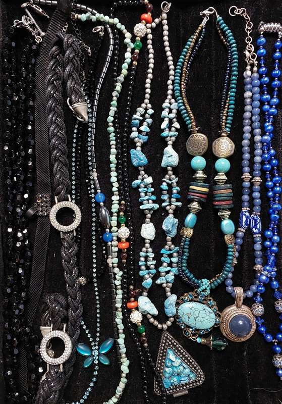 A VINTAGE COLLECTION OF TURQUOIS AND DIAMANTE COSTUME JEWELRY SOLD AS IS