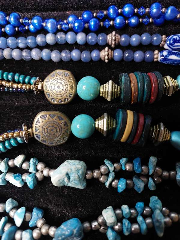 A VINTAGE COLLECTION OF TURQUOIS AND DIAMANTE COSTUME JEWELRY SOLD AS IS