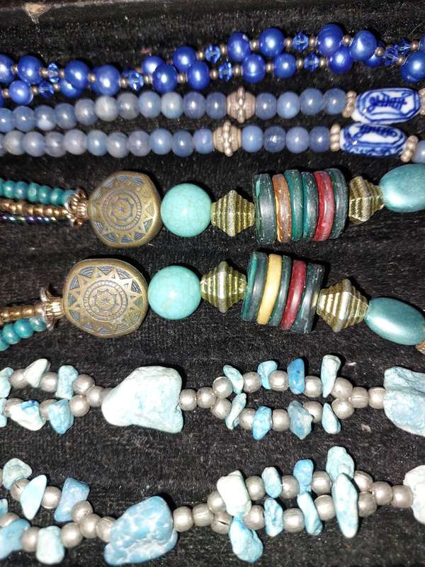 A VINTAGE COLLECTION OF TURQUOIS AND DIAMANTE COSTUME JEWELRY SOLD AS IS