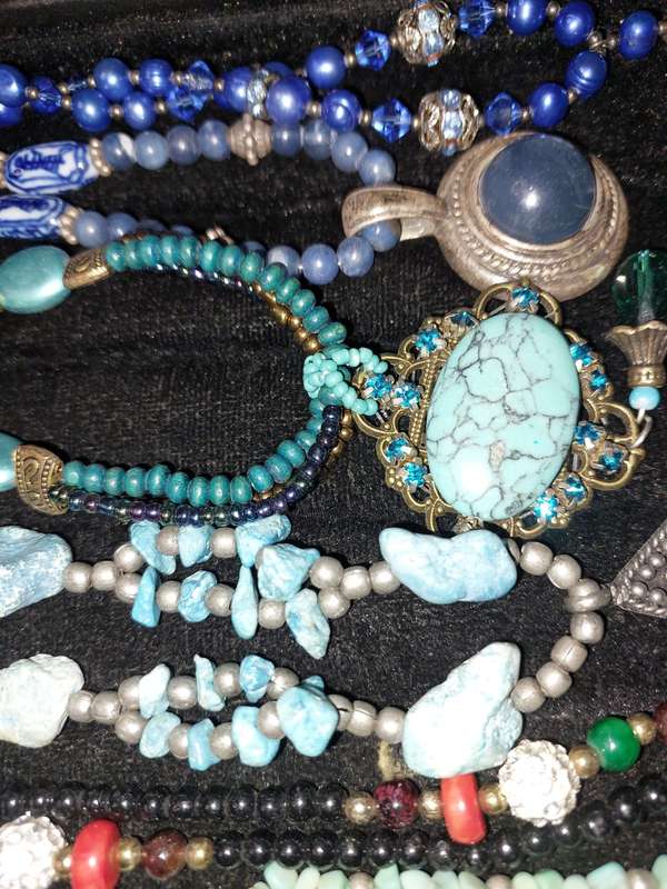 A VINTAGE COLLECTION OF TURQUOIS AND DIAMANTE COSTUME JEWELRY SOLD AS IS