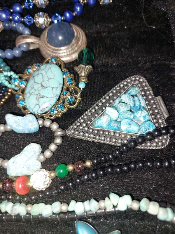 A VINTAGE COLLECTION OF TURQUOIS AND DIAMANTE COSTUME JEWELRY SOLD AS IS