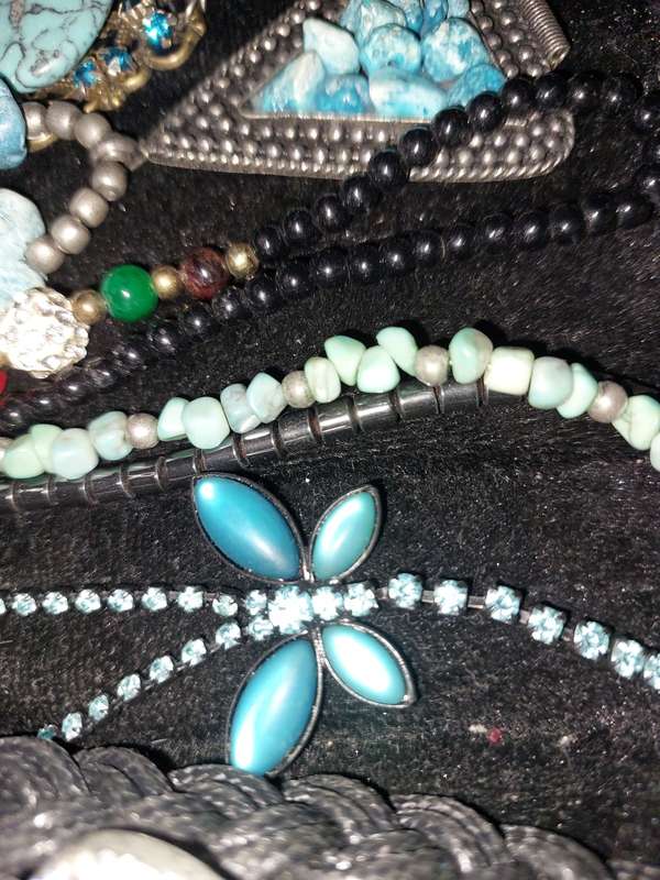 A VINTAGE COLLECTION OF TURQUOIS AND DIAMANTE COSTUME JEWELRY SOLD AS IS