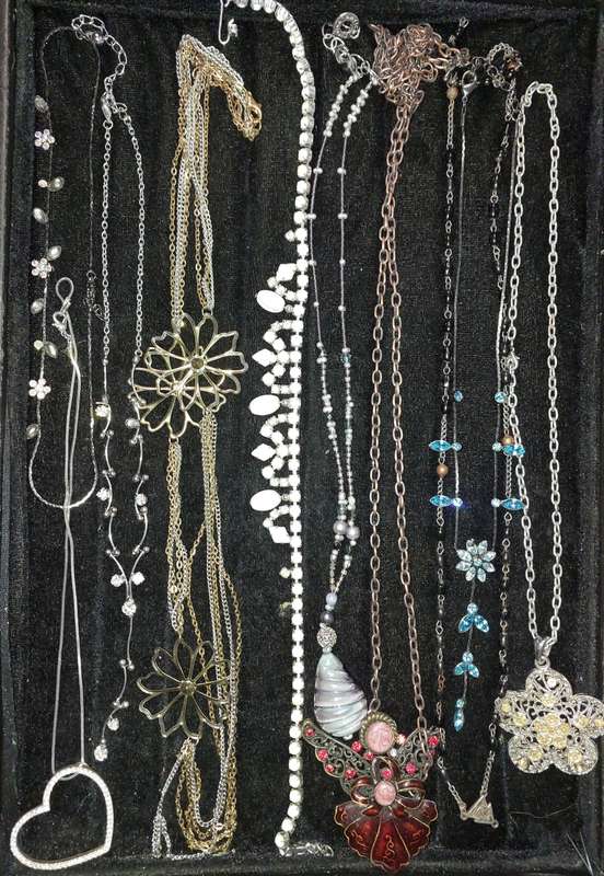 A VINTAGE COLLECTION GOLDPLATED AND SILVER PLATED WITH DIAMANTE STONES JEWELRY