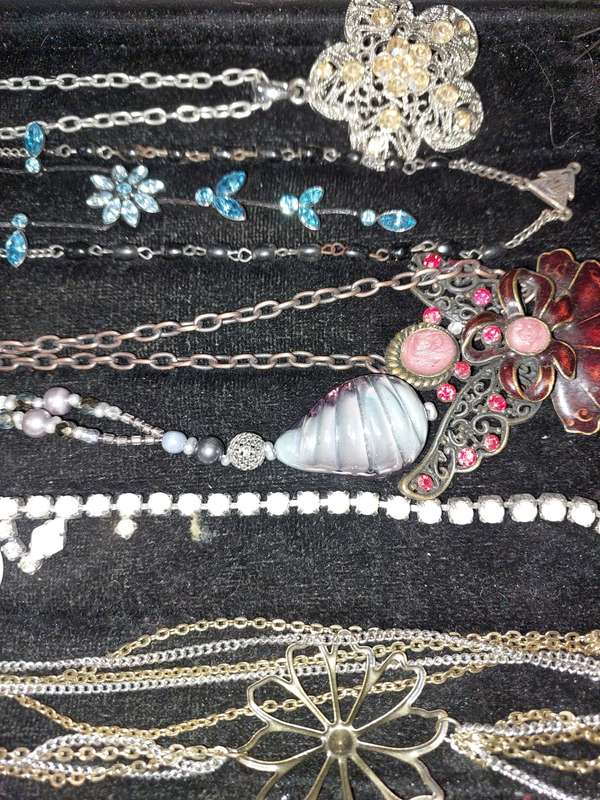 A VINTAGE COLLECTION GOLDPLATED AND SILVER PLATED WITH DIAMANTE STONES JEWELRY