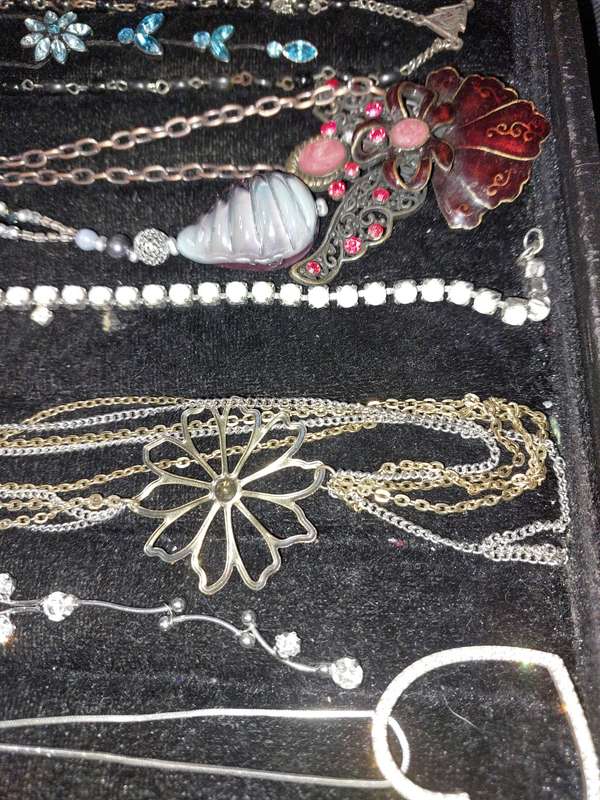 A VINTAGE COLLECTION GOLDPLATED AND SILVER PLATED WITH DIAMANTE STONES JEWELRY