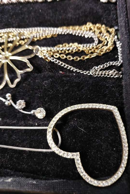 A VINTAGE COLLECTION GOLDPLATED AND SILVER PLATED WITH DIAMANTE STONES JEWELRY
