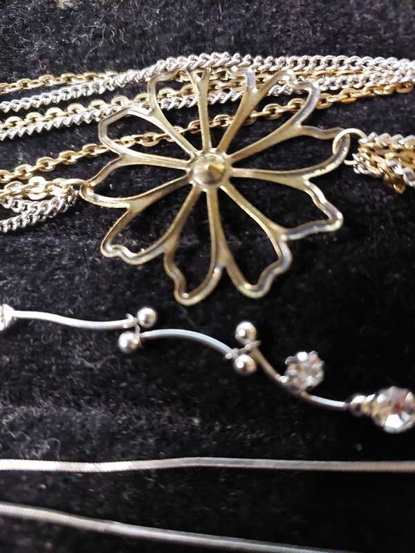 A VINTAGE COLLECTION GOLDPLATED AND SILVER PLATED WITH DIAMANTE STONES JEWELRY
