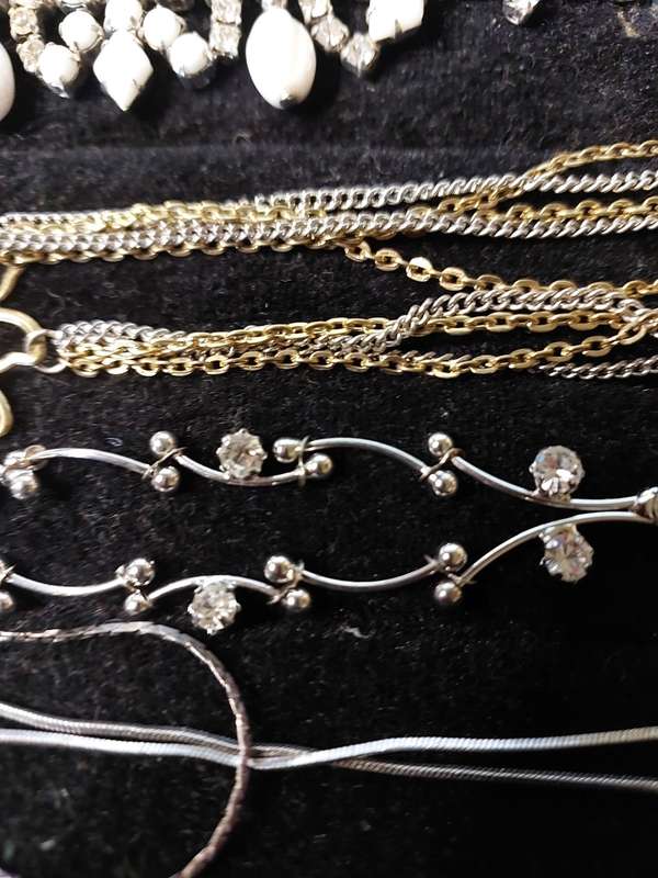 A VINTAGE COLLECTION GOLDPLATED AND SILVER PLATED WITH DIAMANTE STONES JEWELRY