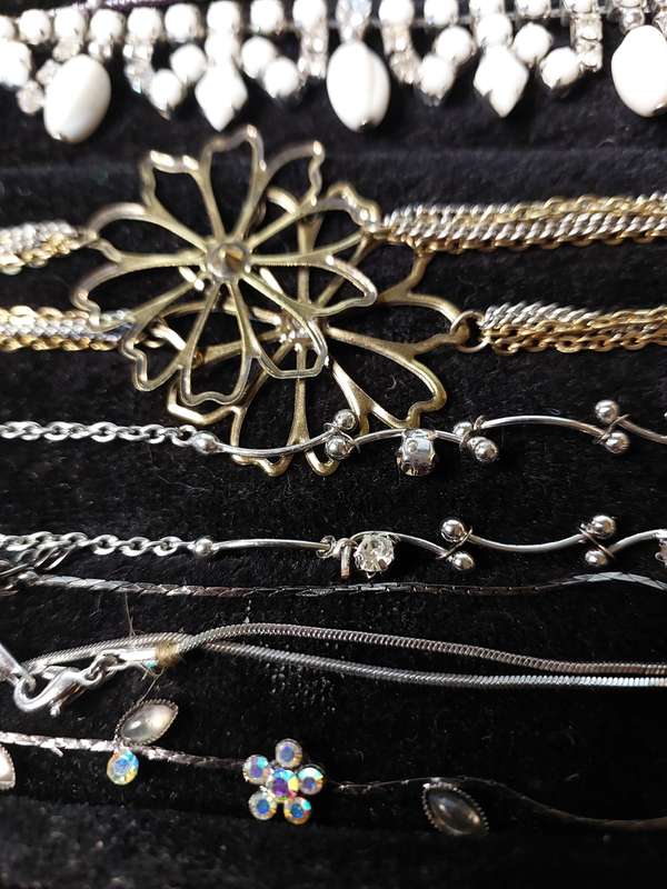 A VINTAGE COLLECTION GOLDPLATED AND SILVER PLATED WITH DIAMANTE STONES JEWELRY