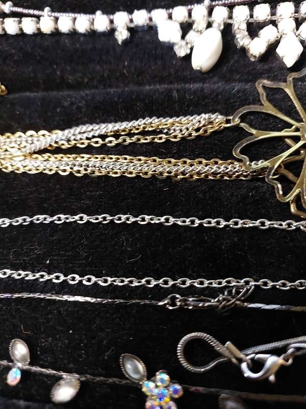 A VINTAGE COLLECTION GOLDPLATED AND SILVER PLATED WITH DIAMANTE STONES JEWELRY