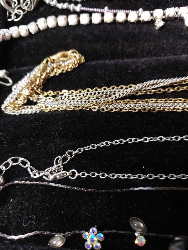 A VINTAGE COLLECTION GOLDPLATED AND SILVER PLATED WITH DIAMANTE STONES JEWELRY