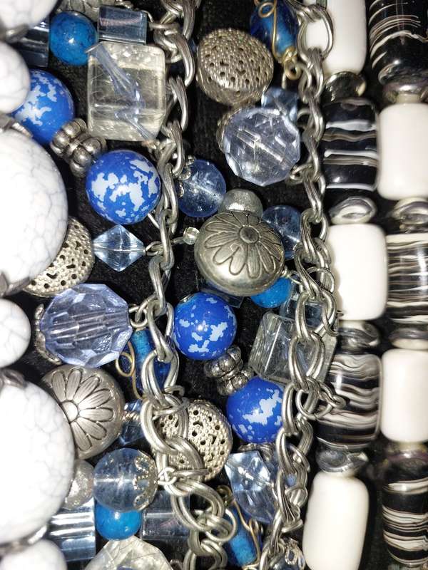 A VINTAGE COLLECTION DESIGNER COSTUME NECKLACES SOLD AS IS