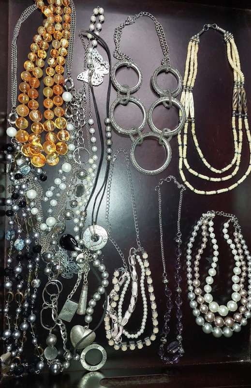 A COLLECTION OF HIGH QUALITY DESIGNER MULTI STRAND COSTUME NECKLACES SOLD AS IS