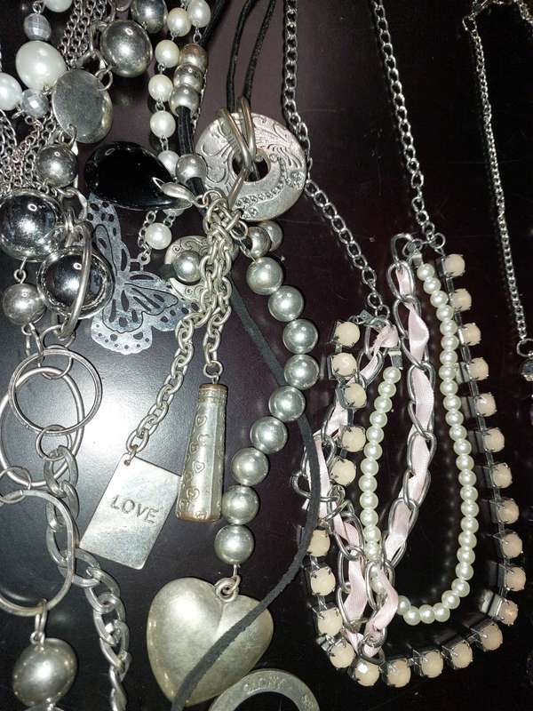 A COLLECTION OF HIGH QUALITY DESIGNER MULTI STRAND COSTUME NECKLACES SOLD AS IS