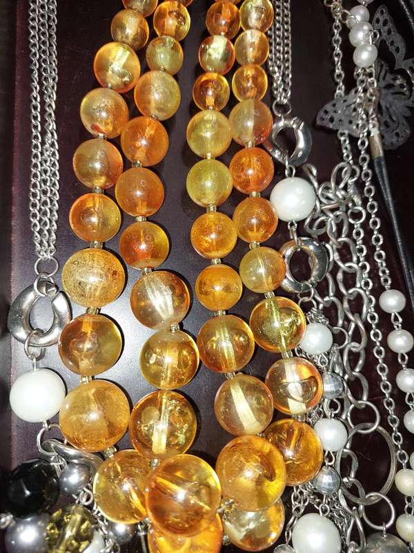 A COLLECTION OF HIGH QUALITY DESIGNER MULTI STRAND COSTUME NECKLACES SOLD AS IS