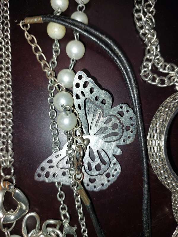A COLLECTION OF HIGH QUALITY DESIGNER MULTI STRAND COSTUME NECKLACES SOLD AS IS