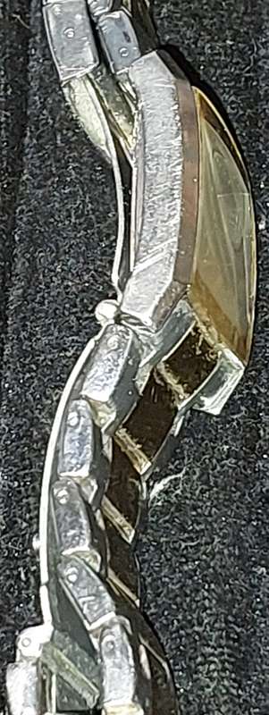 A VINTAGE WOMAN FOSSIL STEEL AND GOLD RECTANGULAR WATCH