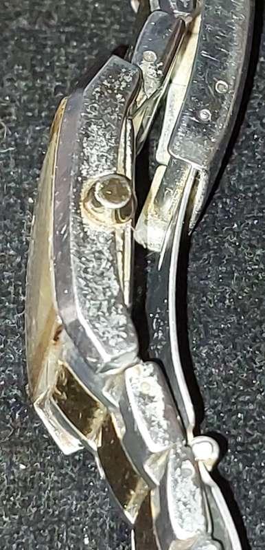 A VINTAGE WOMAN FOSSIL STEEL AND GOLD RECTANGULAR WATCH