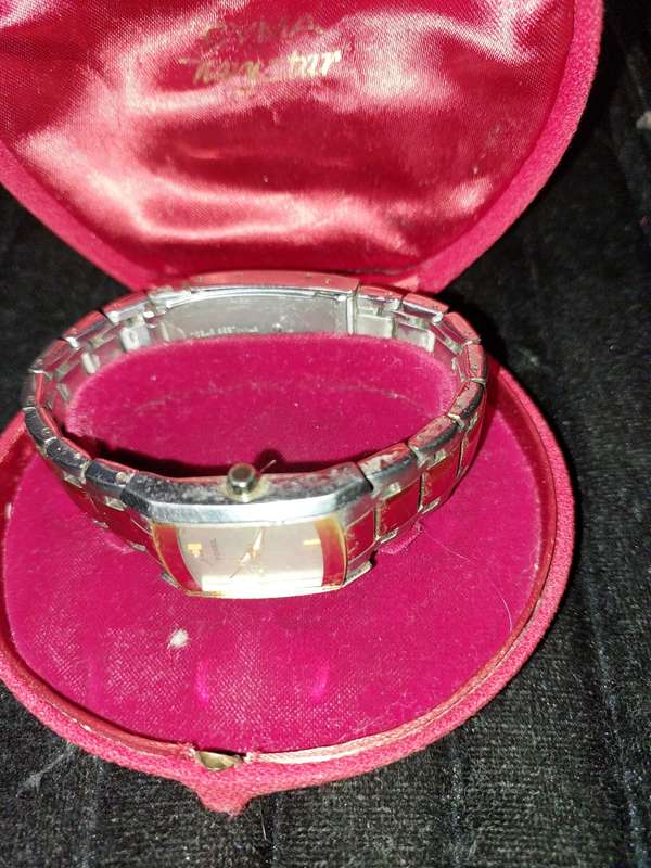 A VINTAGE WOMAN FOSSIL STEEL AND GOLD RECTANGULAR WATCH