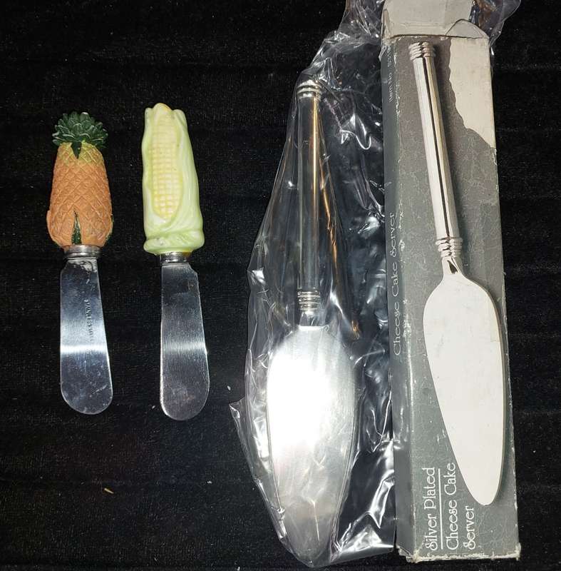 A COLLECTION OF CHEESE CUTTERS SOLD AS IS