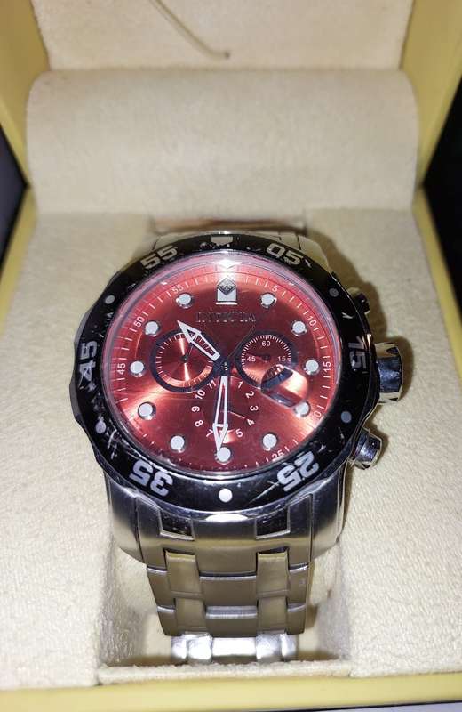 A INVICTA 48 MM MENS PRO DIVE WATCH WITH ALL PAPERWORK AND EXTRA LINK STAINLESS STEEL MODEL NUMBER 8