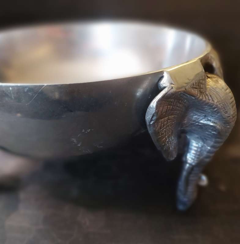 AN ART DECOR ELEPHANT-LEGGED ALUMINUM ALLOY SERVING BOWL
