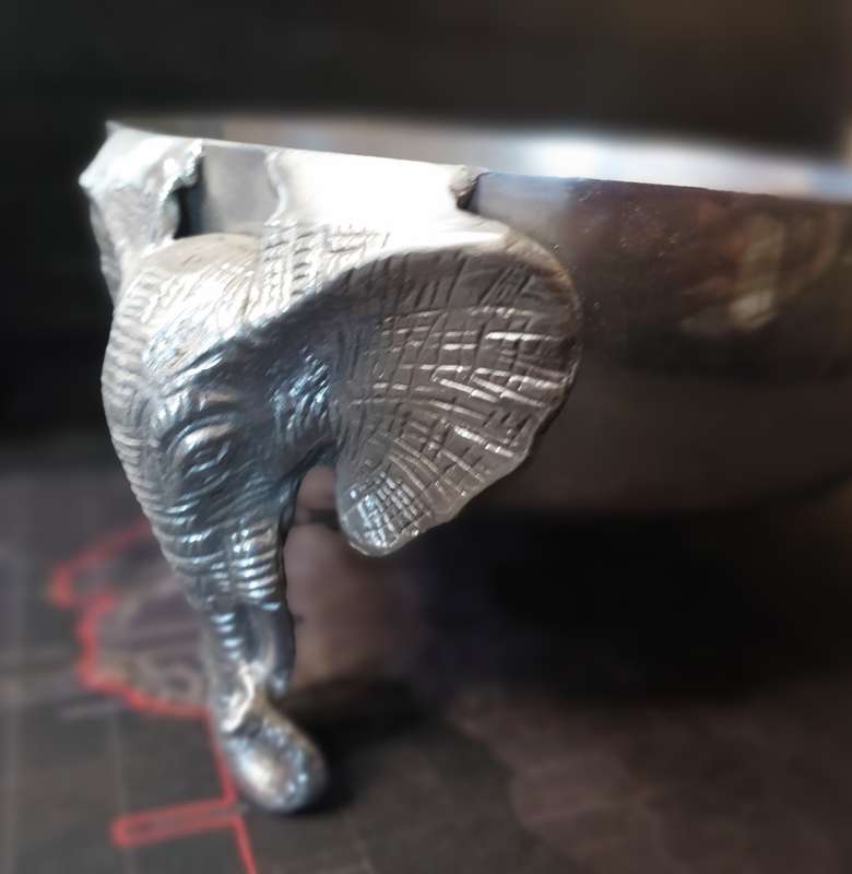 AN ART DECOR ELEPHANT-LEGGED ALUMINUM ALLOY SERVING BOWL